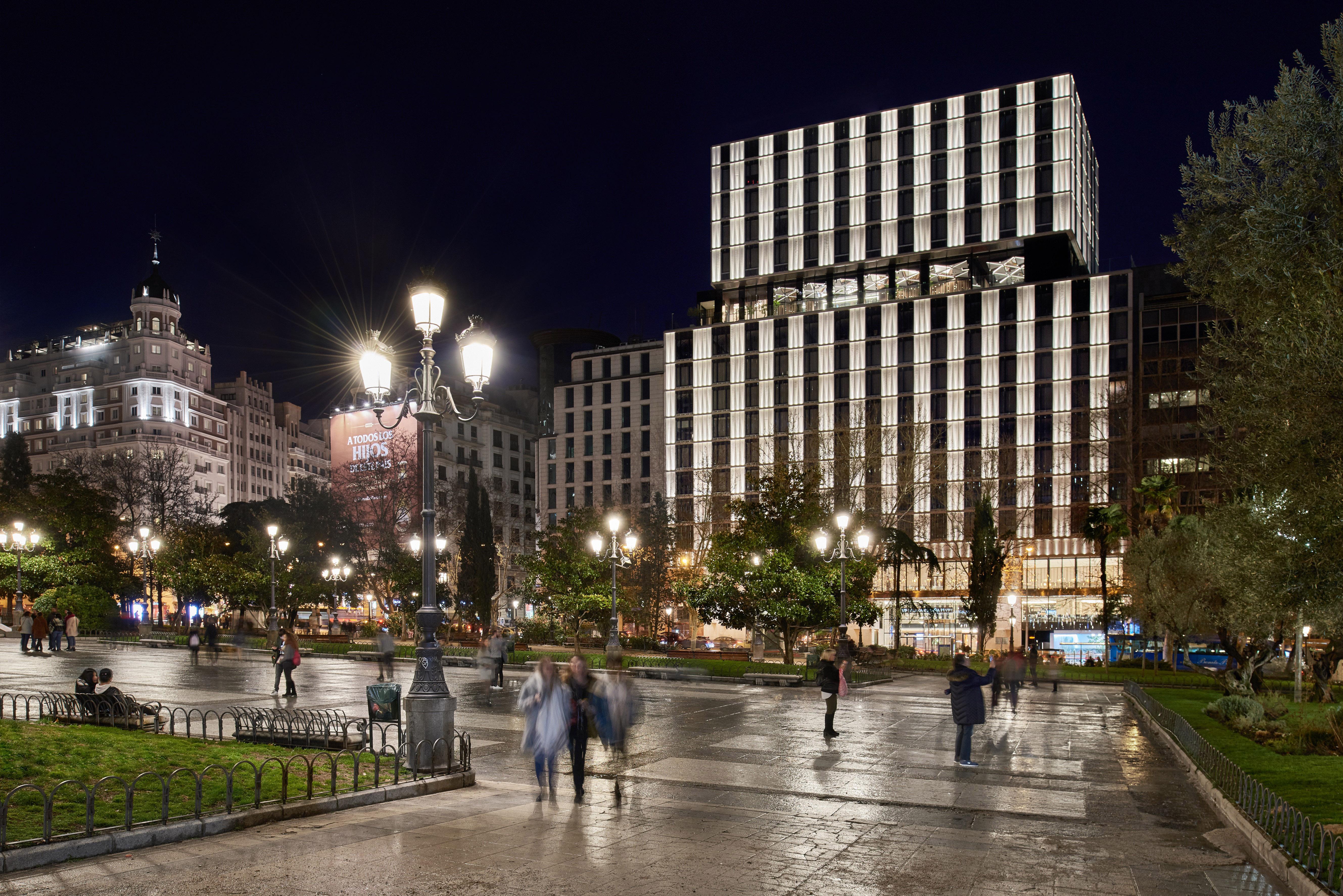 Vp Plaza Espana Design Madrid Ngoại thất bức ảnh The hotel at night