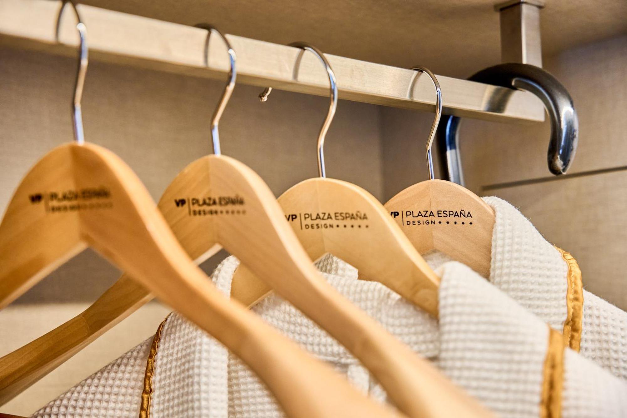Vp Plaza Espana Design Madrid Phòng bức ảnh Wood clothes hangers