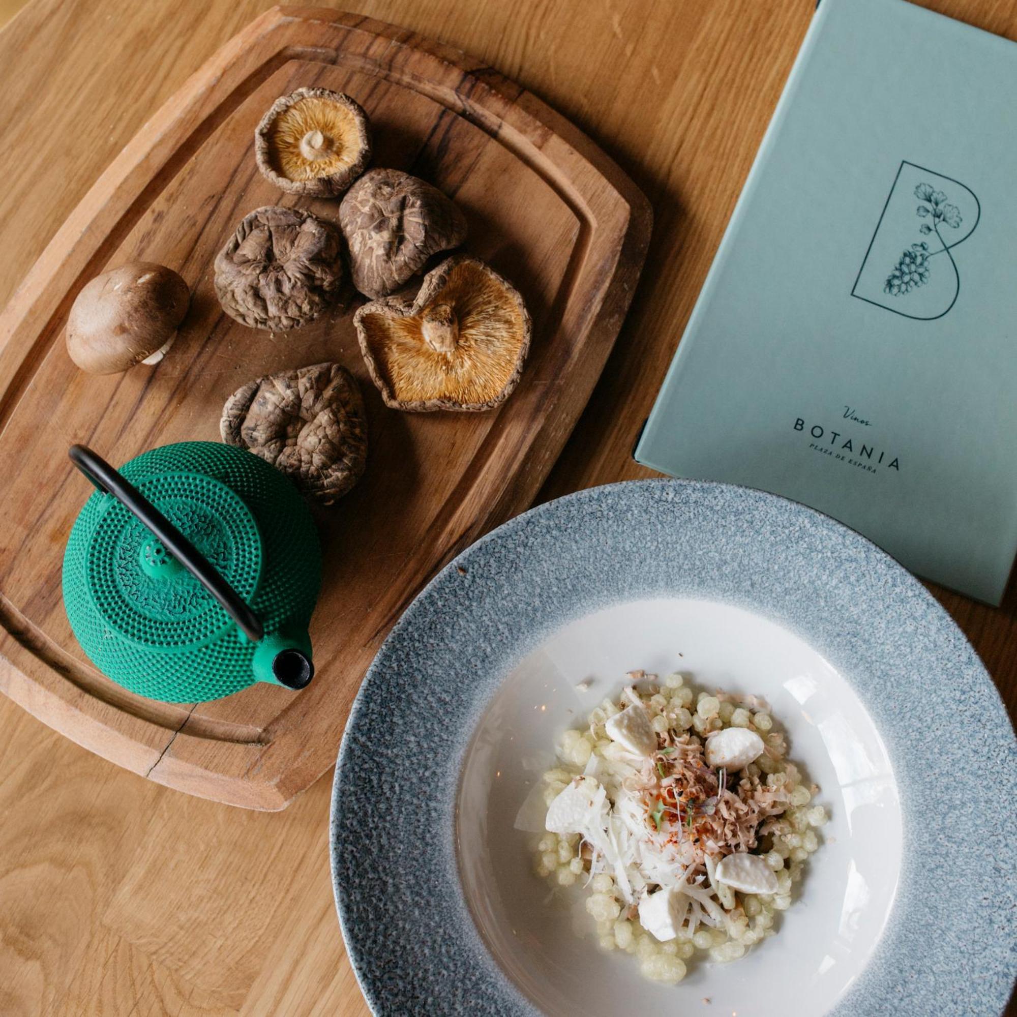 Vp Plaza Espana Design Madrid Ngoại thất bức ảnh A meal at Botania